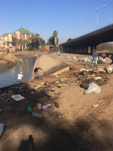 Volunteers get their hands dirty over this weekend under the Hendrik Verwoerd bridge