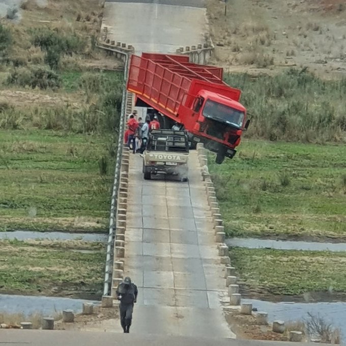 Vehicle blocking the bridge at Crocodile Bridge Gate