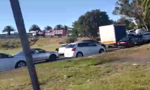 Drivers loot cooldrinks after Coca-Cola truck breaks down in Cape Town