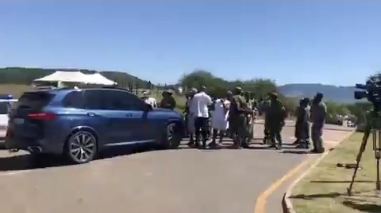 Drama as Jacob Zuma’s army denies Bheki Cele to enter into Nkandla homestead