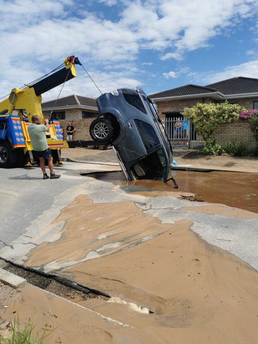 Toyota Fortuner disappears into sneaky sinkhole in George