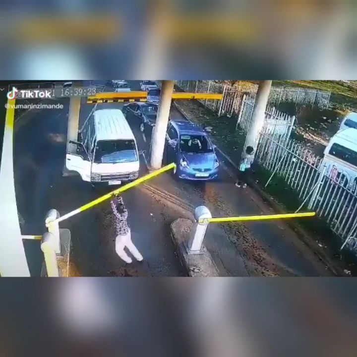 SA driver destroys beam to allow his taxi to pass