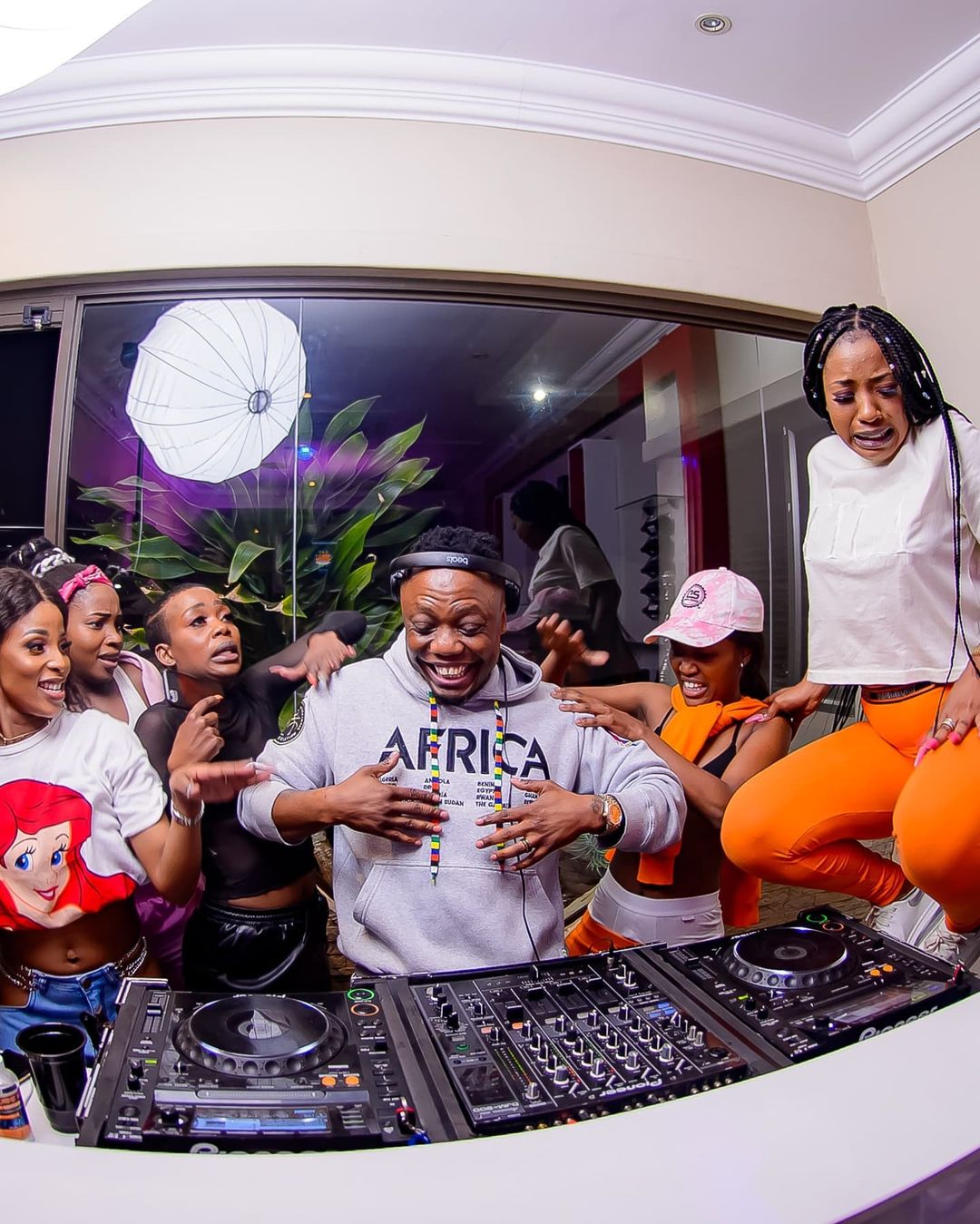 DJ Tira1