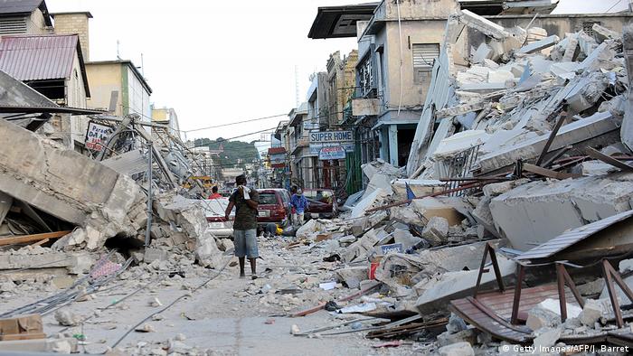 Peru quake injures 12