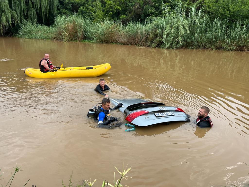 Body recovered after vehicle swept into Tshwane river