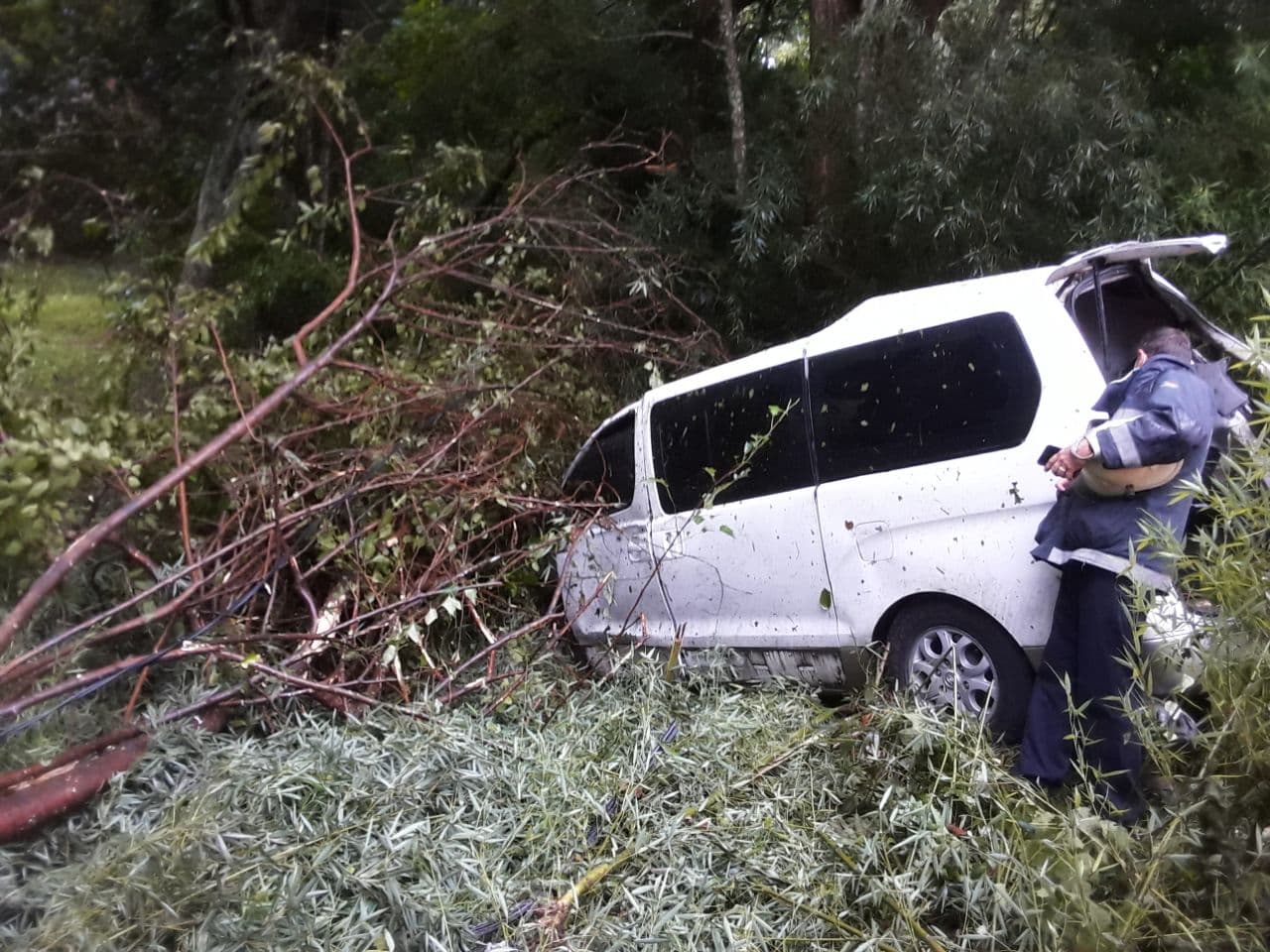 Eleven injured in Kloof mini-bus roll-over