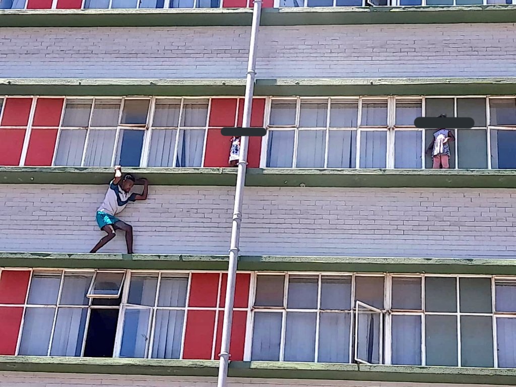 JMPD officers rescue children from window ledge