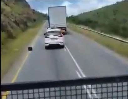 Thugs loot alcohol