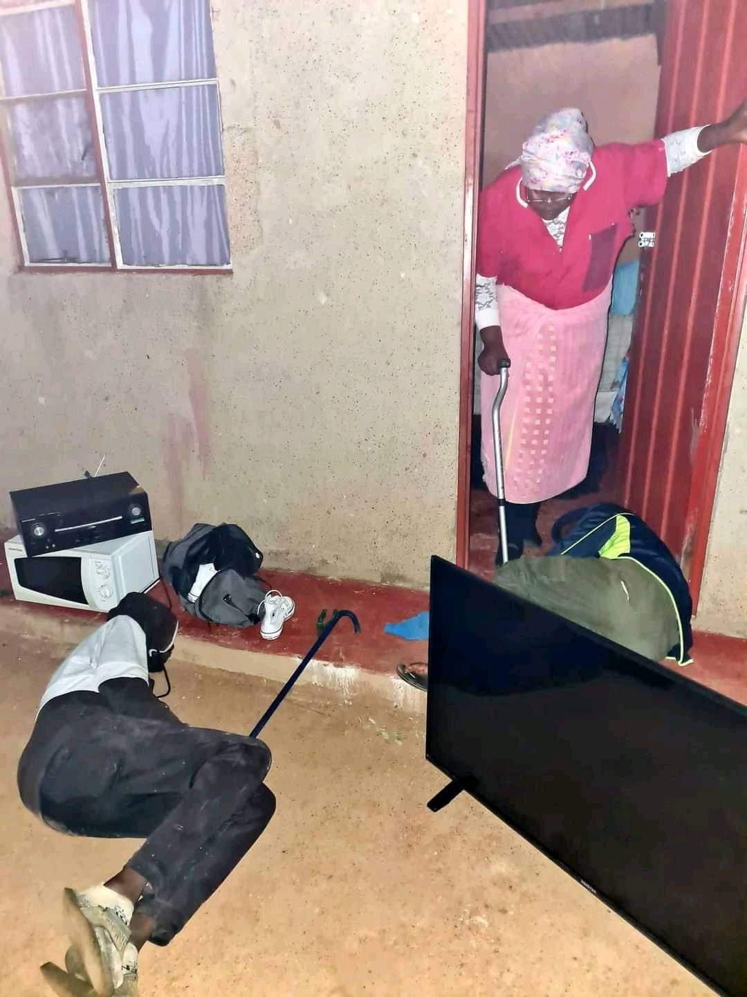 Thugs mysteriously fall asleep at the door with stolen goods - Photos