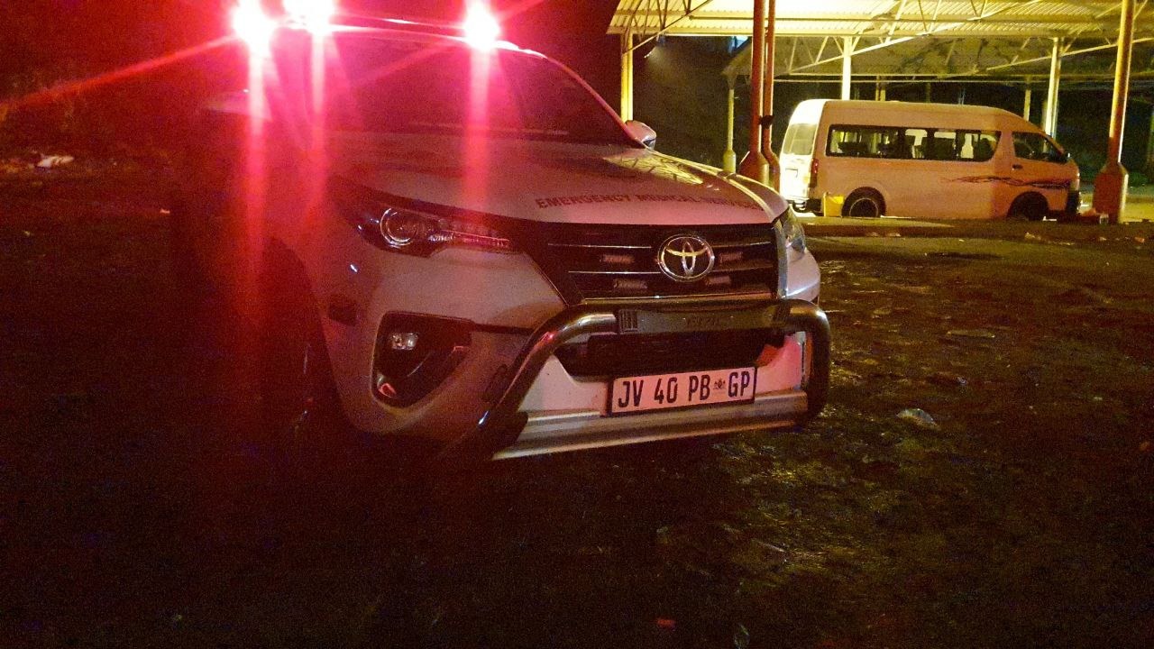 Pedestrian stabbed in neck in attempted robbery