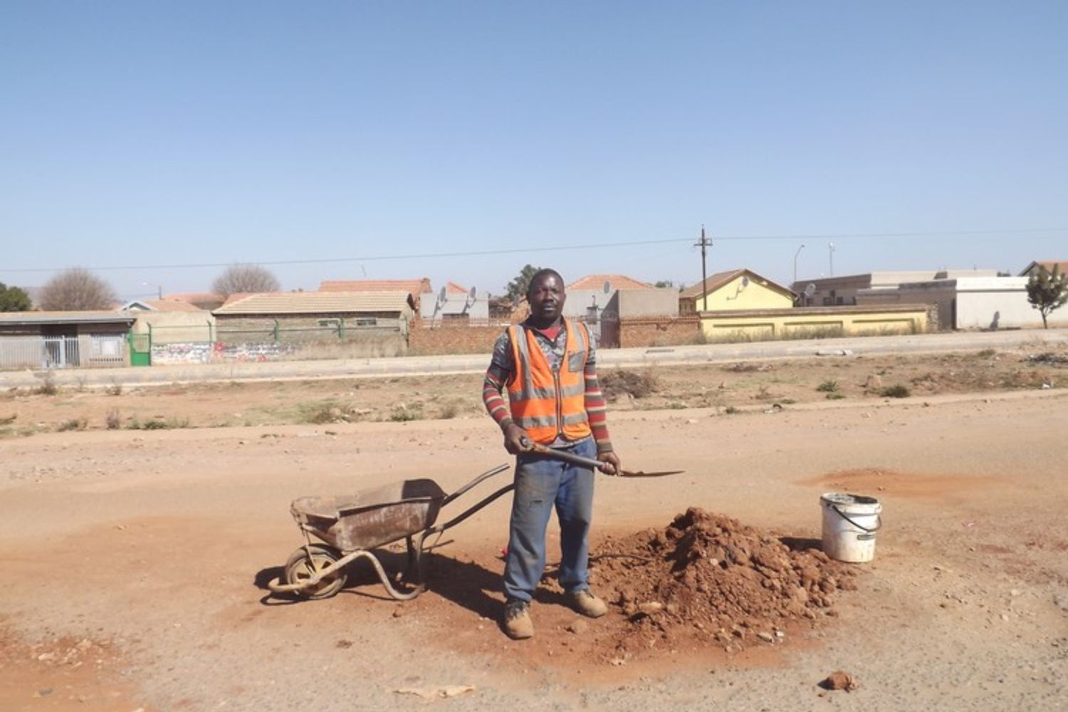Unemployed dad fixes potholes to feed his family