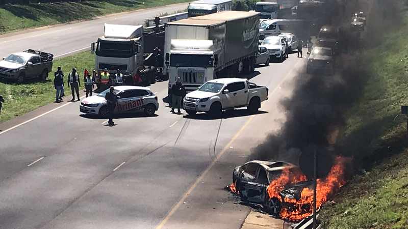 Chaos as robbers hit a cash-in-transit van on N4 highway