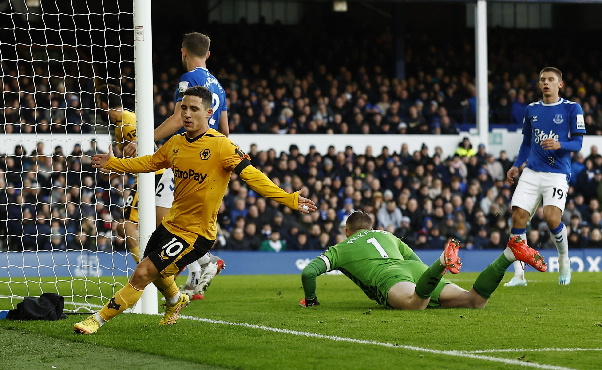 Everton 1 - 2 Wolves