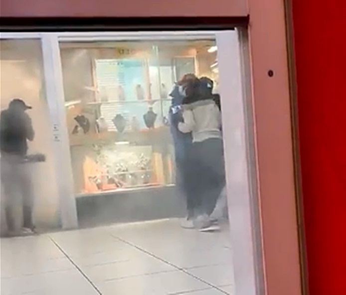 Robbers target jewellery store at Chatsworth Centre, Durban