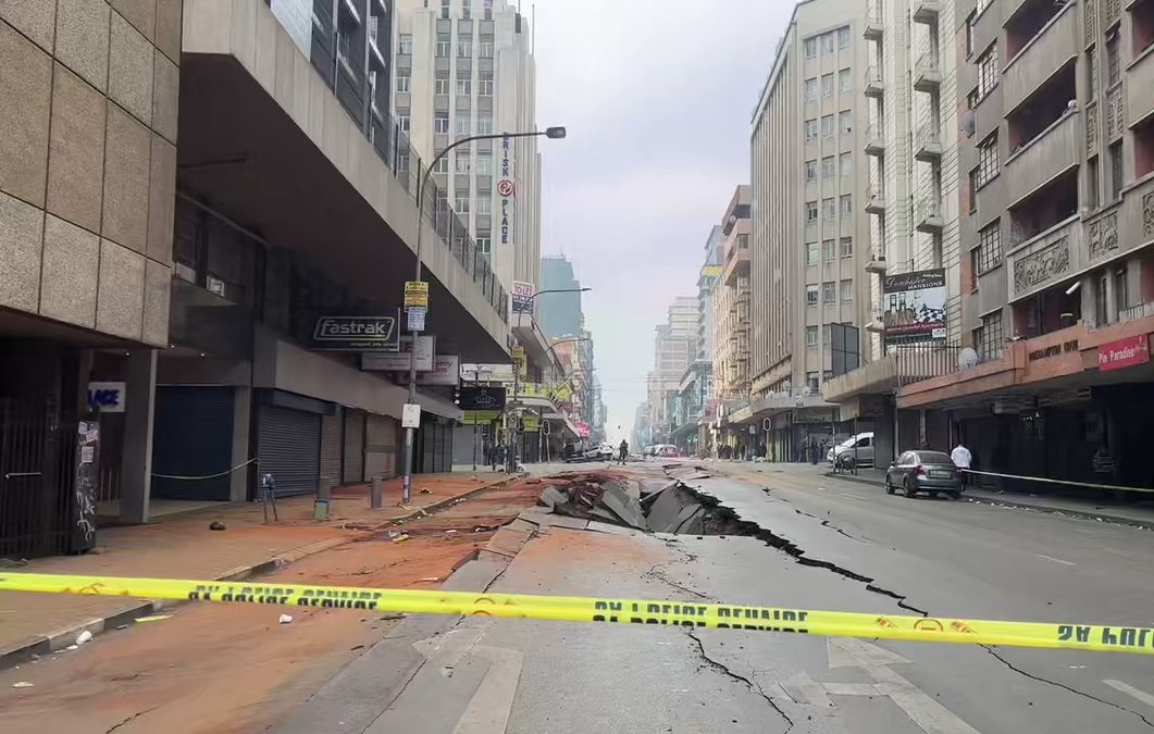 Police to erect barbed wire fence around Joburg explosion scene