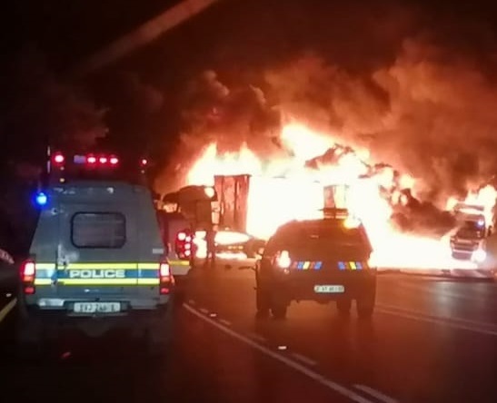 Vehicles set on fire on Van Reenen's Pass