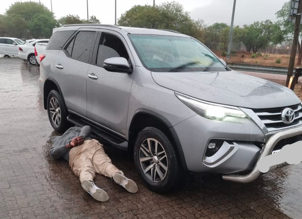 SA man arrested while attempting to smuggle Toyota Fortuner stolen in Benoni to Zimbabwe
