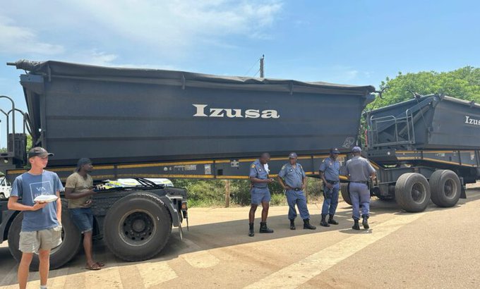 Traffic at a standstill at Lebombo border after standoff