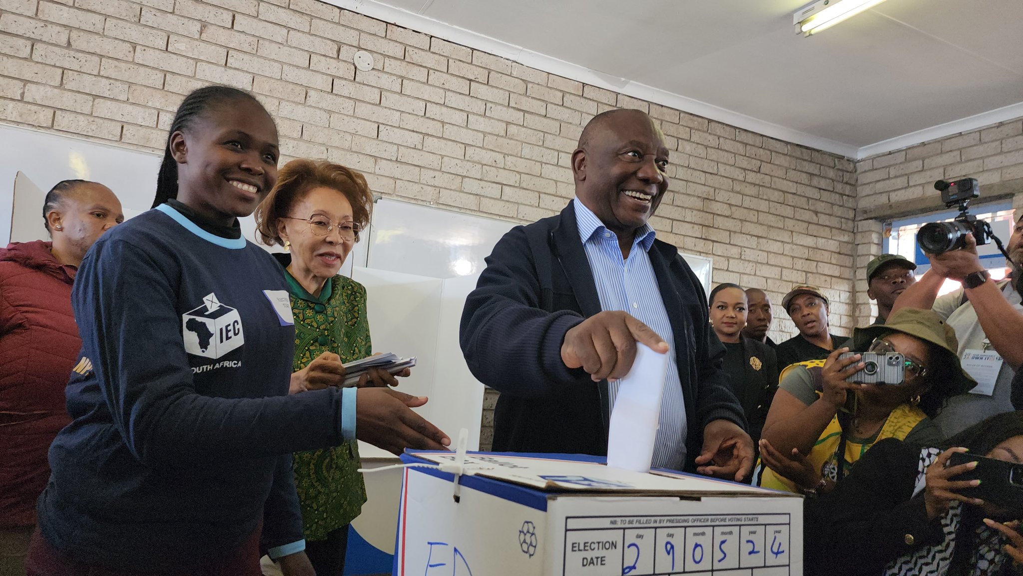 President Ramaphosa and wife’s intimate moments at voting station break the internet