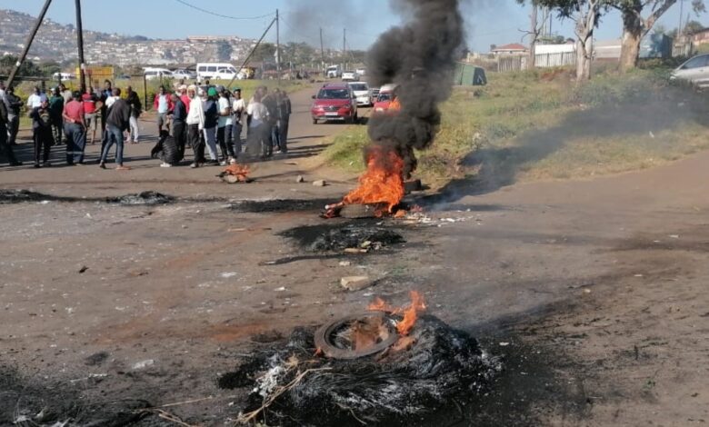 Protestors block roads in Imbali