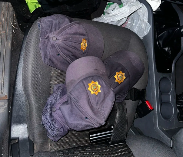 Motorist stopped & robbed of R10K by armed men in police caps, vehicle with blue lights & siren