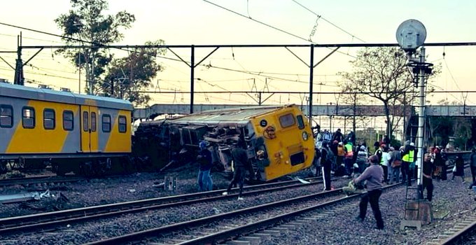 train derails in Paarl