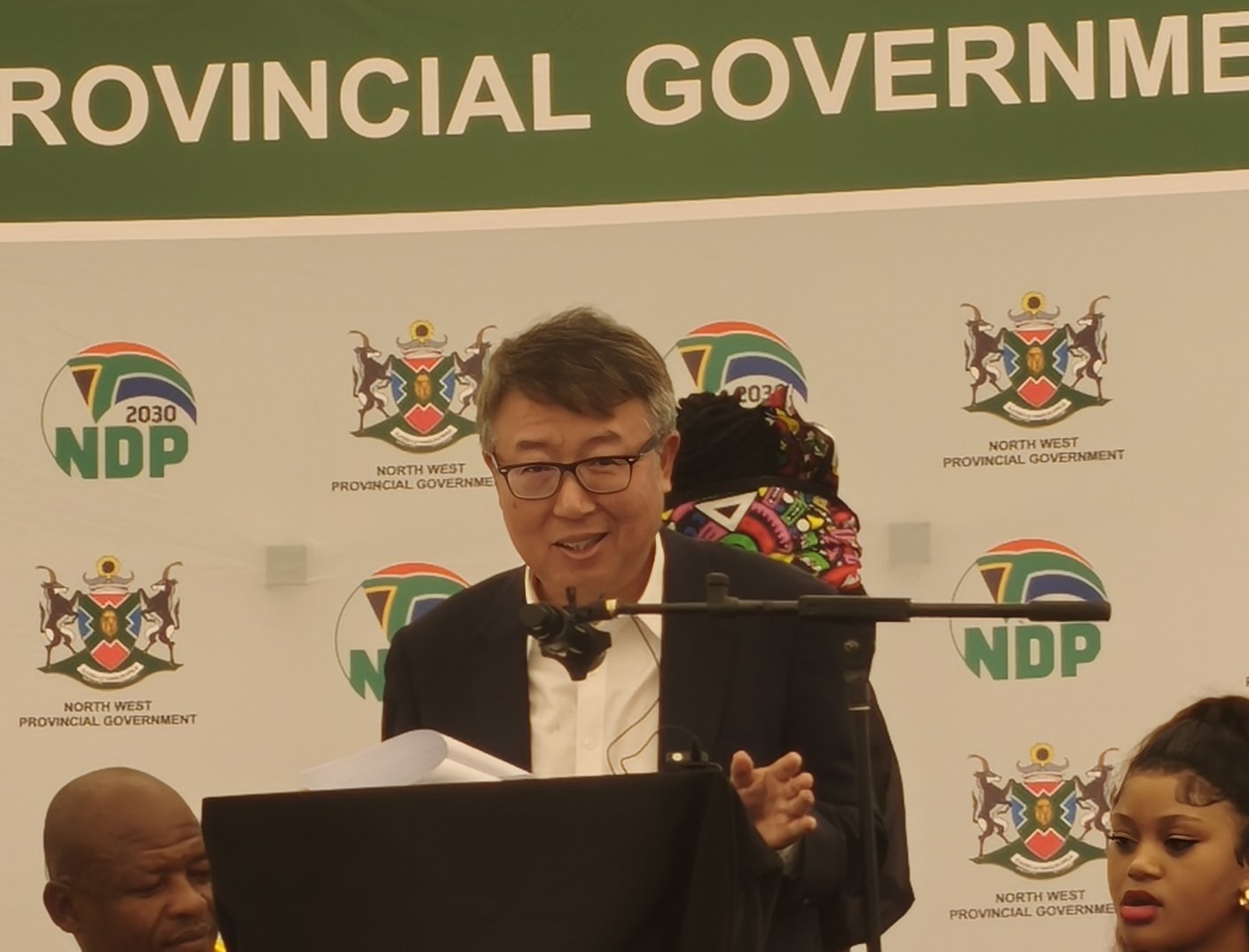 Chinese ambassador Wu Peng delivers tonnes of food & electronics to Kgomo-Kgomo villagers