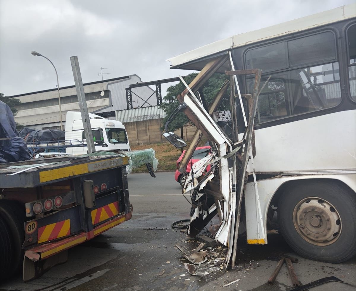 Ekurhuleni EMS responds to bus crash involving primary school learners