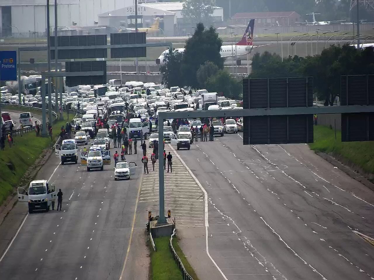 Motorists advised to avoid R21 in Ekurhuleni amid EMPD protest